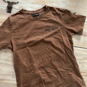 Brown, ‘Seek Jesus’ tee shirt
